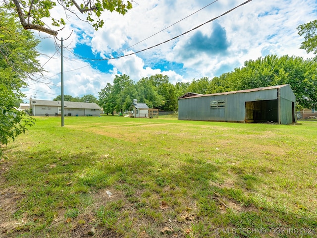 view of yard with an outdoor structure