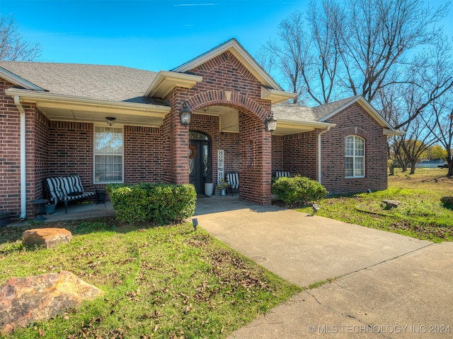 view of front of house featuring a front lawn