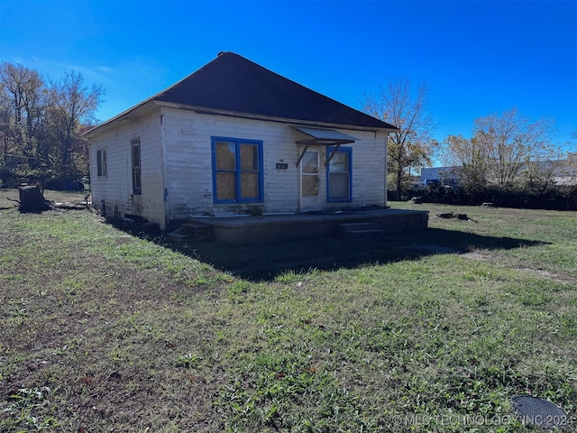 exterior space featuring a lawn