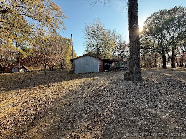 view of yard featuring an outdoor structure