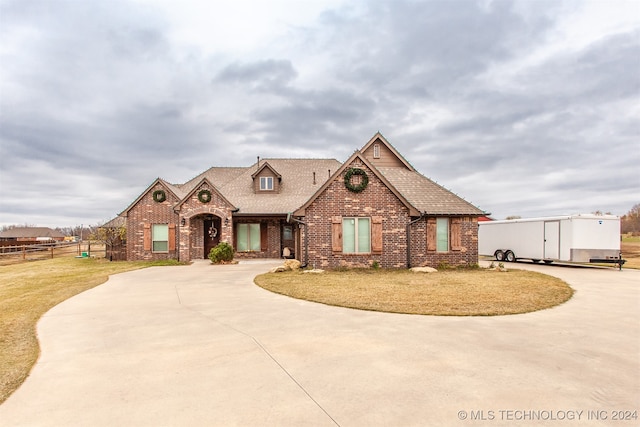 view of front of property with a front lawn