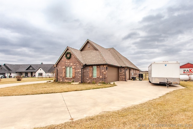 view of front facade featuring a front lawn and a garage