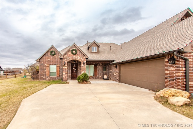 view of front of property featuring a garage and a front yard