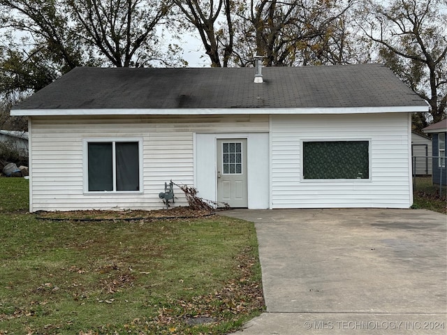 view of front of home featuring a front yard