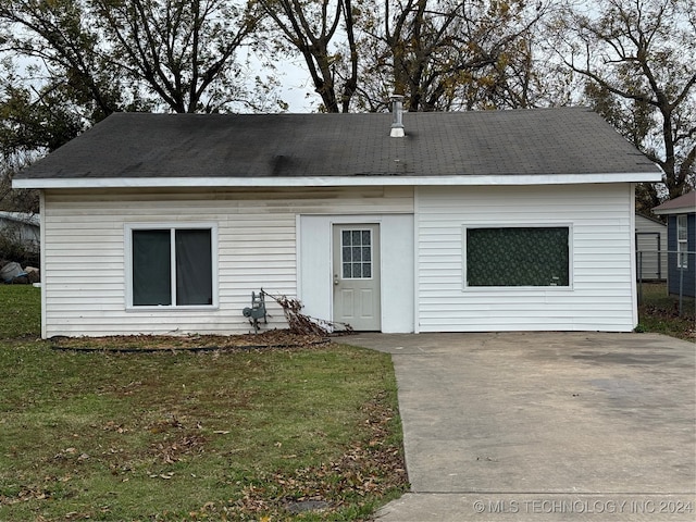 view of front of house featuring a front lawn