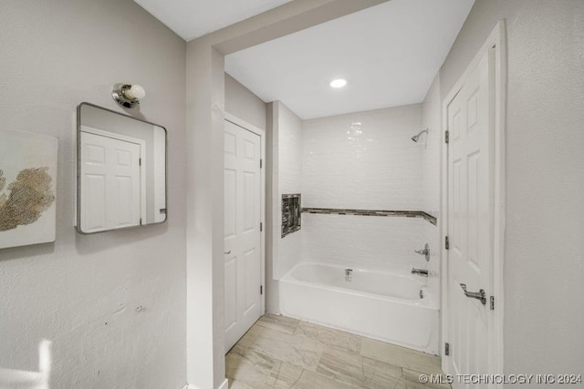 bathroom with tiled shower / bath combo