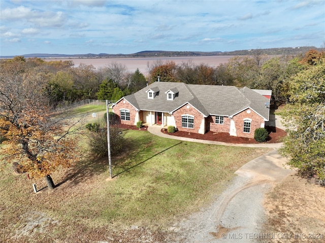 view of front of home featuring a front lawn