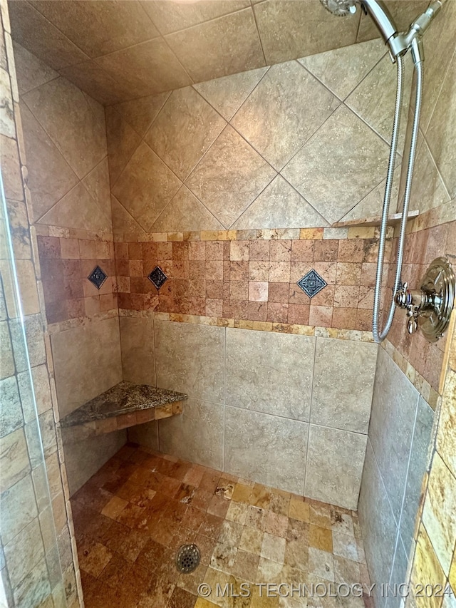 bathroom featuring tiled shower