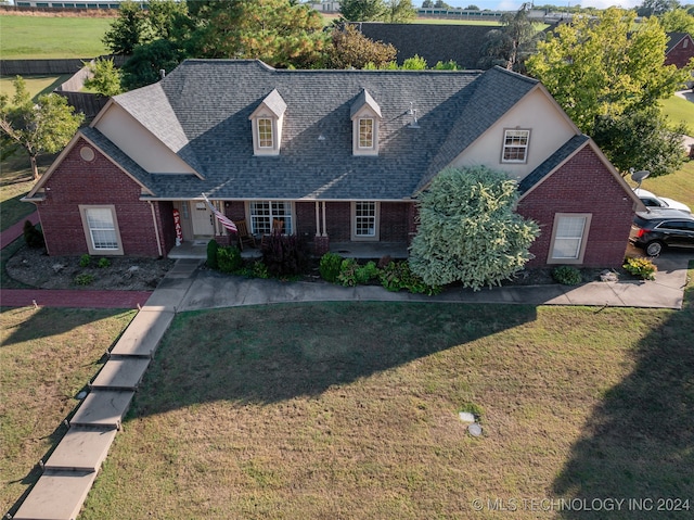 view of front of home featuring a front yard