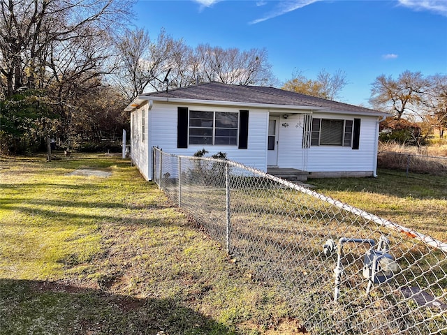 view of front of property with a front yard