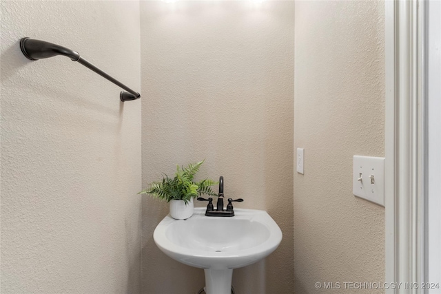 bathroom featuring sink