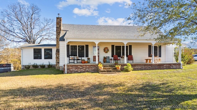 view of front of house featuring covered porch and a front lawn