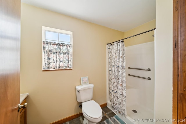 bathroom with a shower with curtain, vanity, and toilet