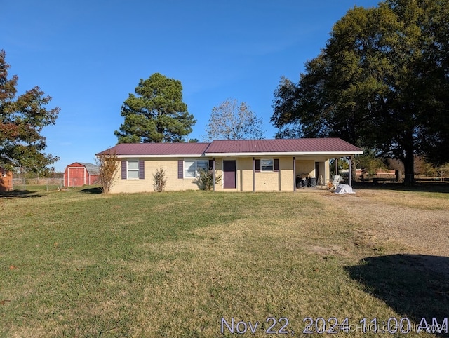 ranch-style home featuring a front lawn