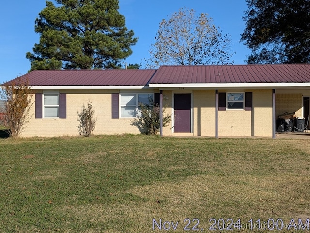 ranch-style house featuring a front yard