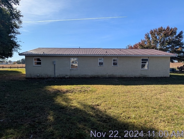 view of side of property featuring a lawn