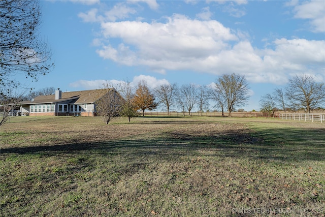 view of yard featuring a rural view