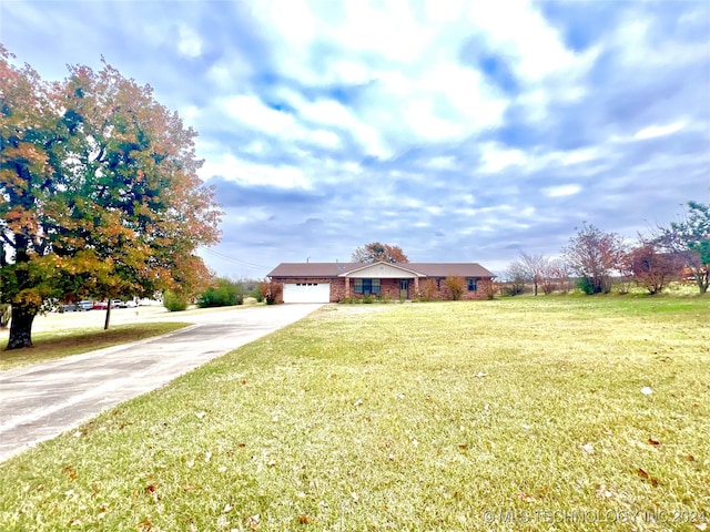 ranch-style house featuring a front lawn