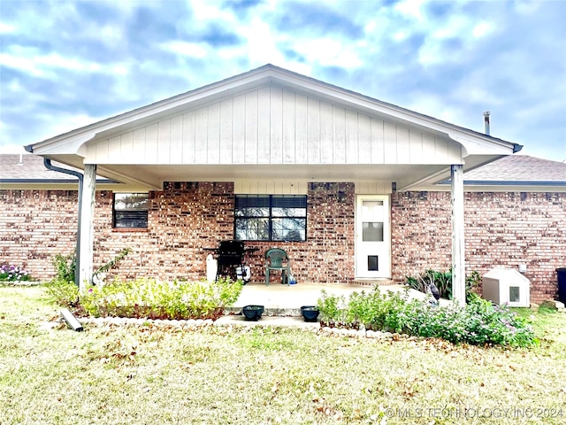 view of front of house with a front yard