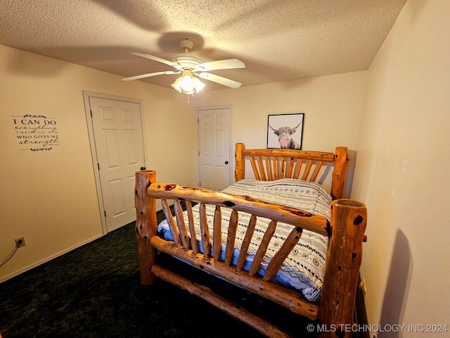 bedroom featuring carpet flooring, ceiling fan, and a textured ceiling