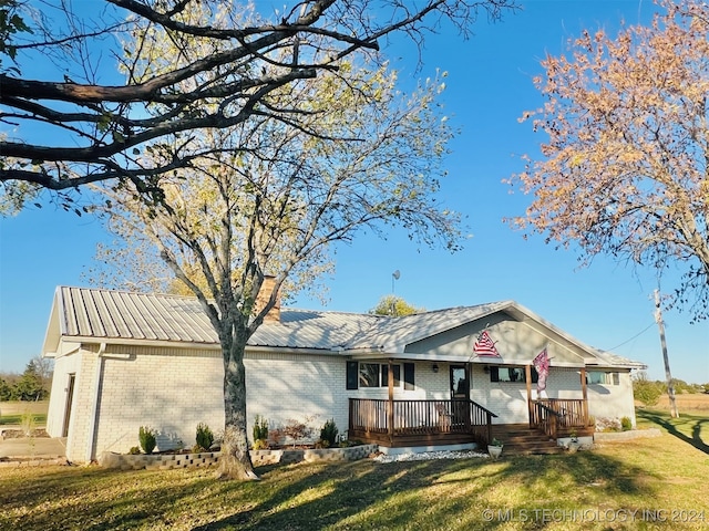 view of front of house with a front lawn