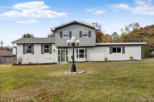 split level home featuring a front yard