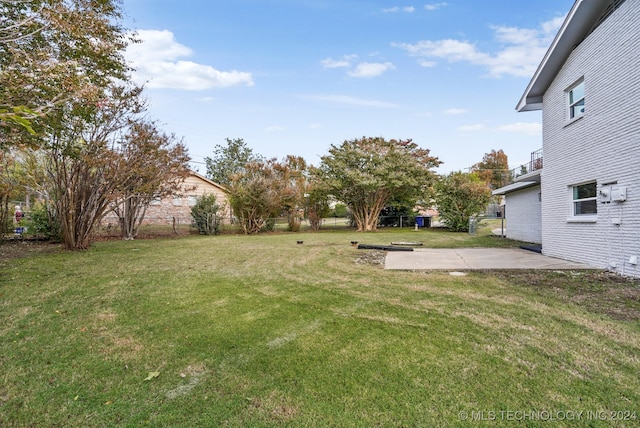 view of yard featuring a patio