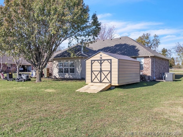 view of outdoor structure featuring a yard