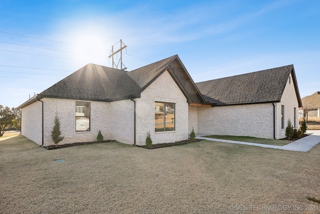 view of front of house featuring a front yard