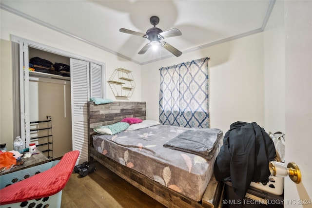 bedroom with ceiling fan, wood-type flooring, crown molding, and a closet