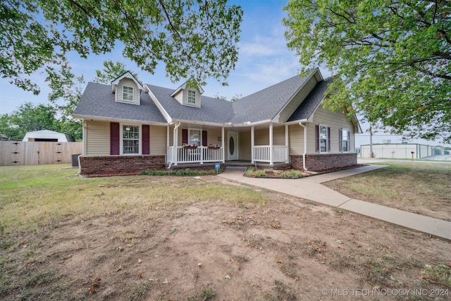 view of front of property featuring covered porch and a front lawn