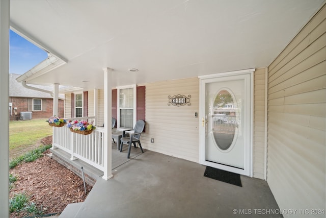 property entrance featuring a porch