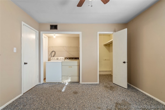 washroom featuring washing machine and dryer, carpet floors, and ceiling fan