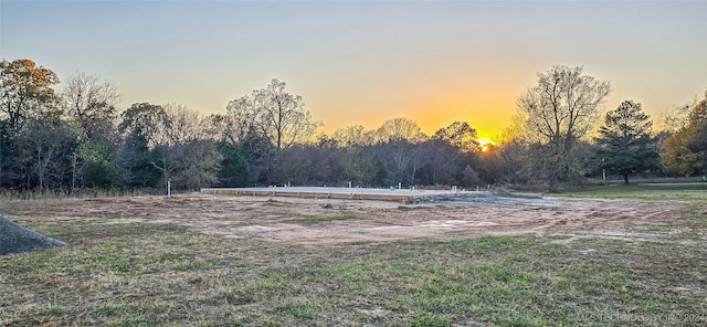 view of yard at dusk