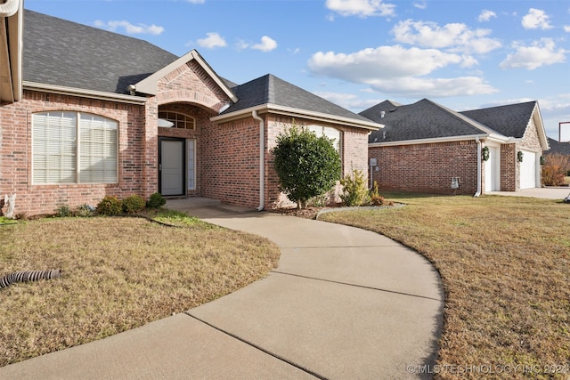 view of front facade featuring a garage and a front lawn