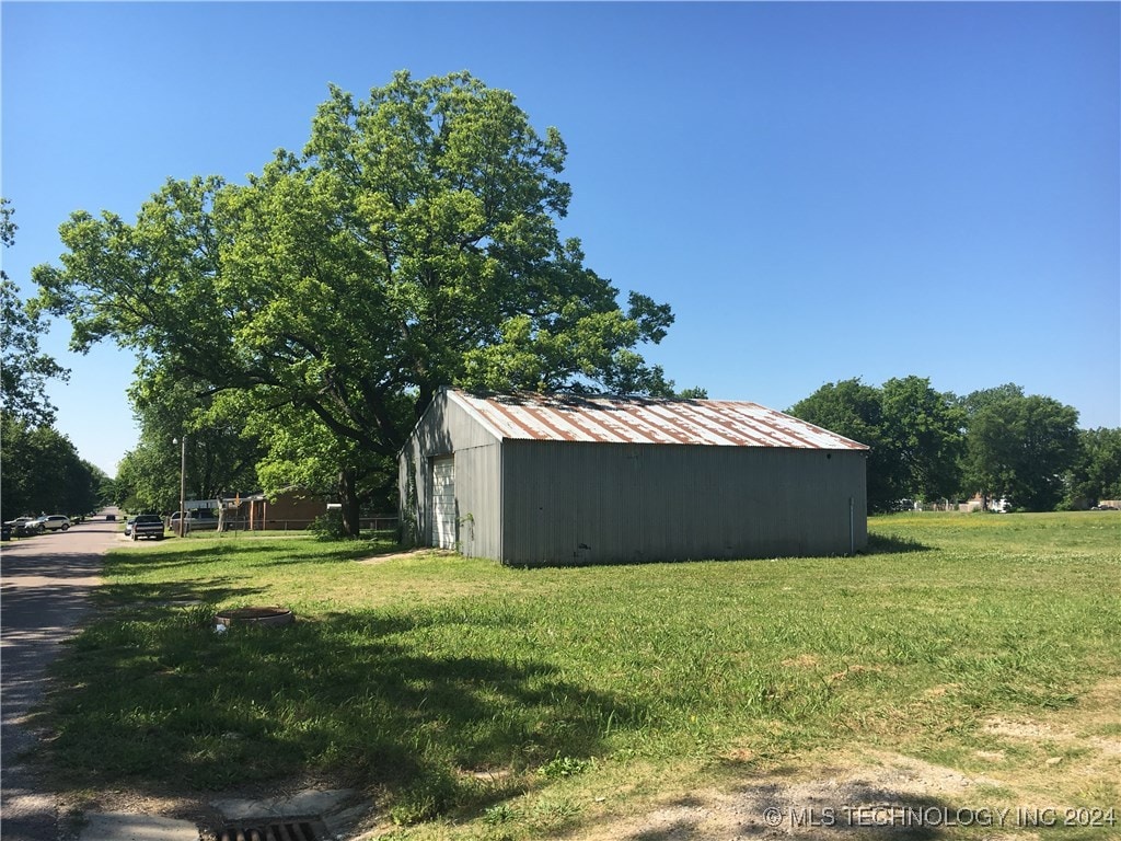 view of yard featuring an outdoor structure