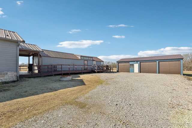 view of yard with a garage and an outdoor structure