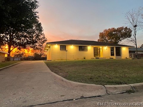 single story home featuring a yard