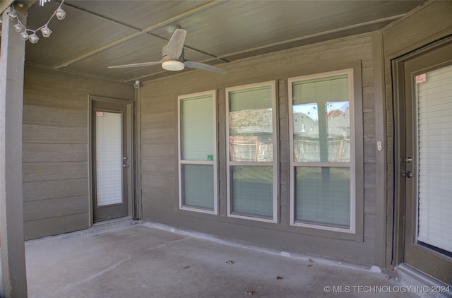 property entrance featuring ceiling fan