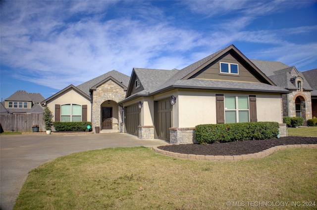 view of front facade featuring a front lawn