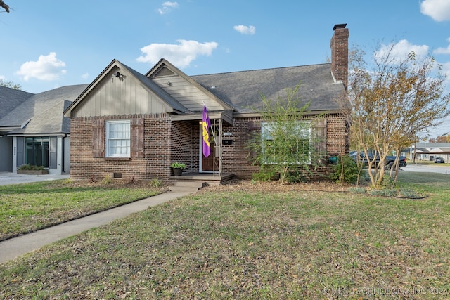 view of front of house with a front lawn