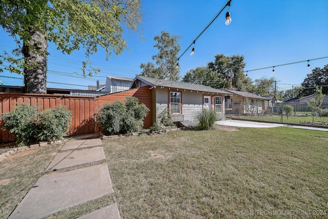 ranch-style home featuring a front yard