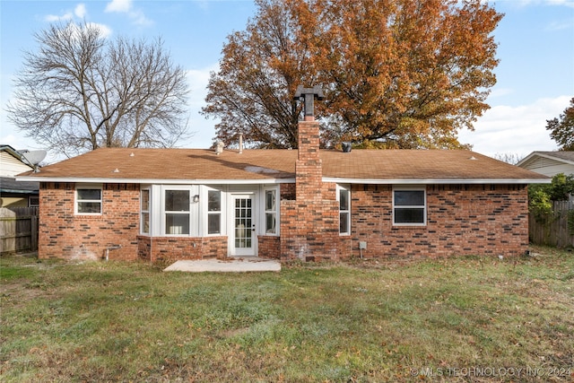 back of house featuring a lawn