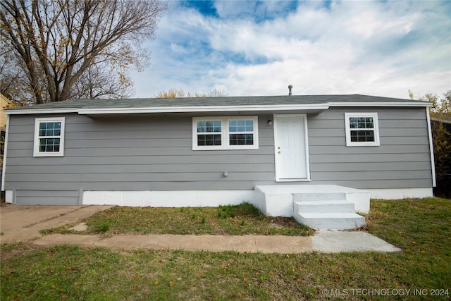 view of front of property featuring a front yard