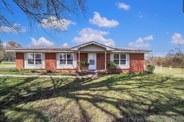 single story home featuring a front yard