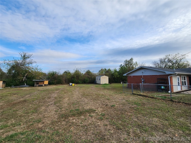 view of yard with a storage shed