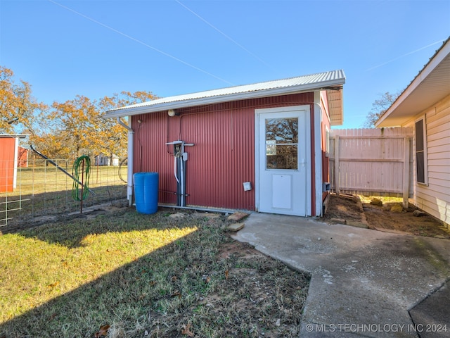 view of outbuilding with a yard