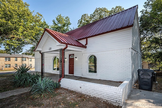 view of front of property featuring covered porch