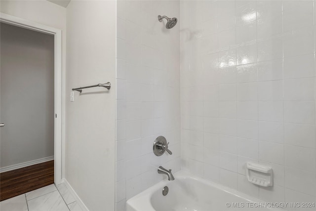 bathroom with tiled shower / bath