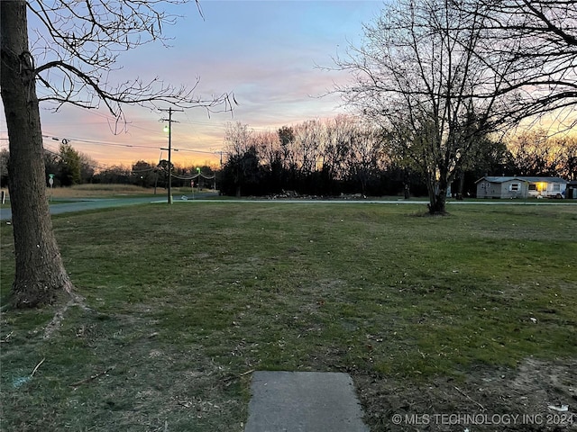 view of yard at dusk